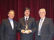 D. José Luis Prieto, Presidente  de la Unión de Agencias de Viajes (UNAV), D. Juan Carlos Ugalde, Jefe de departamento de Agencias de RENFE y D. José Luis Ramil, Presidente de la Asociación de Grupos Comerciales (AGRUPA)