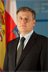 Excmo. Sr. D.  Eduardo Arasti Barca
        Consejero de Innovación, Industria, Turismo y Comercio Gobierno de Cantabria